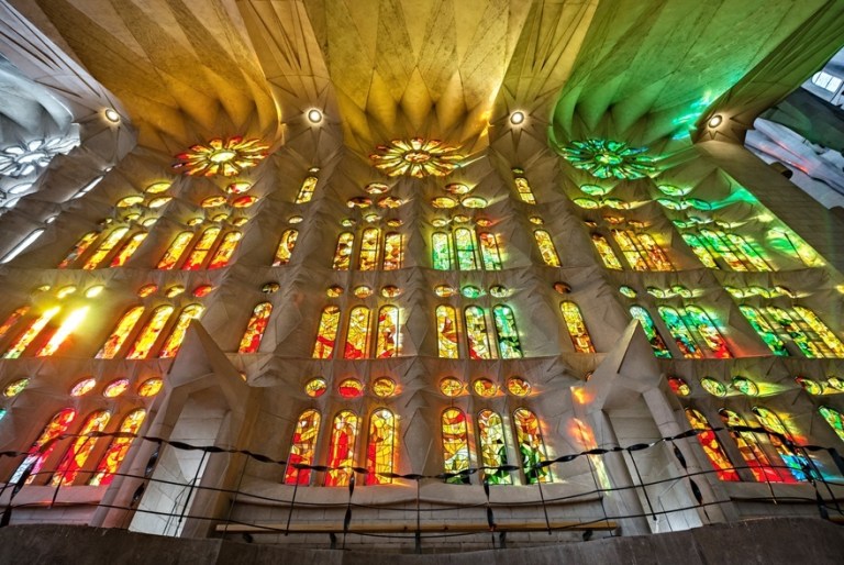 INTERIOR__SAGRADA-FAMILIA_VITRALLS-GRUA-046